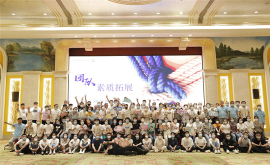 18. 旅馆公司员工素质拓展活动合影_副本.jpg