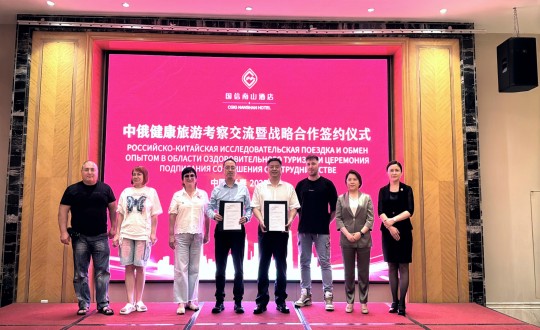 13.海洋之神南山酒店与珲春远东国际观光社进行战术合作签约典礼_副本.jpg 13.海洋之神南山酒店与珲春远东国际观光社进行战术合作签约典礼_副本.jpg
