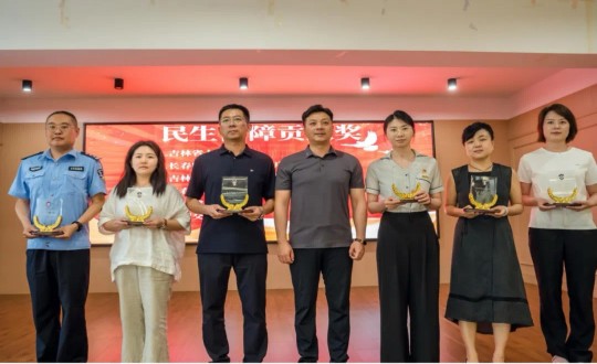 12.邵蕾代表健全板块领取组委会宣告的“民生保险贡献奖”_副本.jpg 12.邵蕾代表健全板块领取组委会宣告的“民生保险贡献奖”_副本.jpg