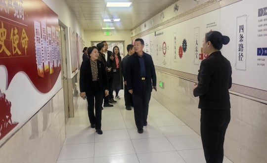 13.湖南省职工疗养院党委书记、院长陈松华一行光临酒店公司参观调查_副本.jpg 13.湖南省职工疗养院党委书记、院长陈松华一行光临酒店公司参观调查_副本.jpg